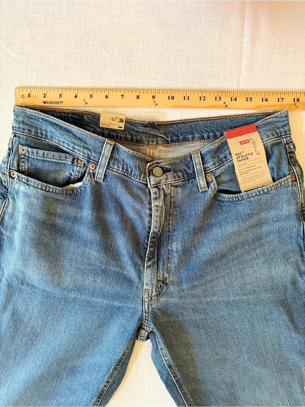 Levi's 541 Relaxed Straight Leg Men’s Jeans in Light Blue Denim 36W 32L - Picture 4 of 12